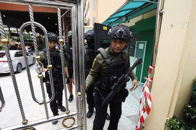 Policías en la escuela Debsirin Nonthaburi, luego del tiroteo de hoy.
