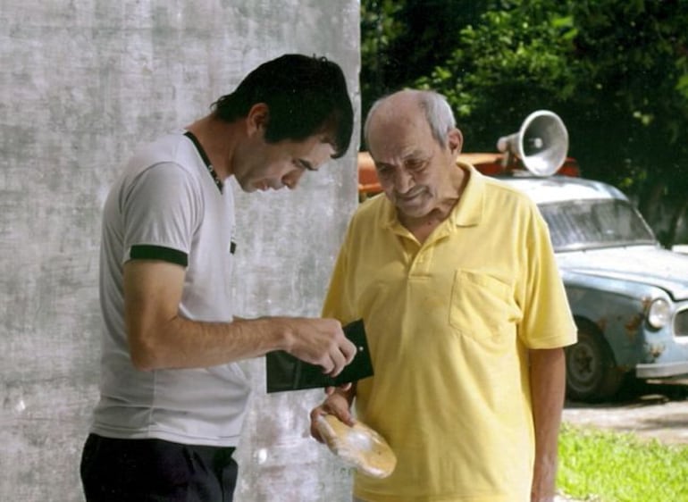 Victor Sosa Traverzzi y Tito Jara Román en una escena de la película "Luna de cigarras".