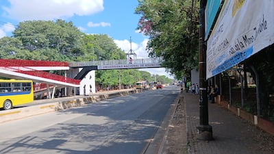 Los estudiantes evitan utilizar el puente peatonal de metal, debido a que en la superficie hay una maraña de cables, y temen ser electrocutados.