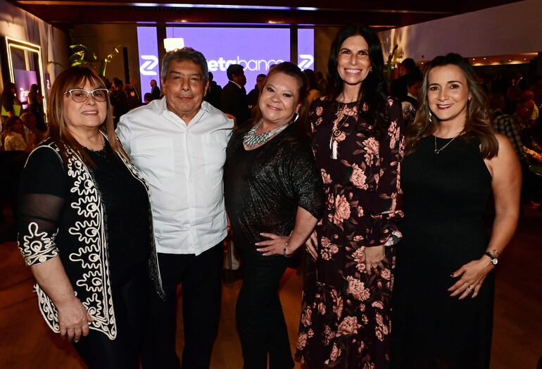 Tatiana Babak, Venicio Samaniego, Lucía Velázquez, Carolina Harika y Analía Vallovera. 