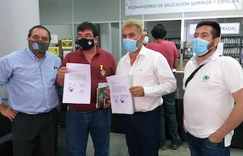 Miguel Marecos (Sinadi), Gabriel Espínola (Otep-A), Silvio Piris (FEP) y Rubén Irala (Sifemec) presentaron esta mañana el proyecto de Ley