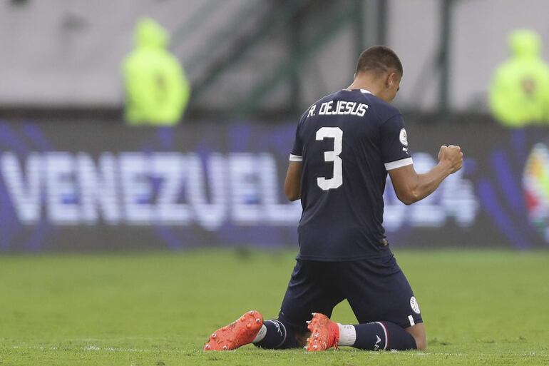 Ronaldo Dejesús, futbolista de la selección de Paraguay, celebra el final de un partido ante Argentina por el Preolímpico Sub 23 en el estadio Nacional Brígido Iriarte, en Caracas, Venezuela.