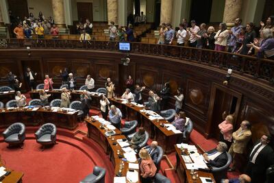 Uruguay aprobó una ley que legaliza la eutanasia bajo ciertas condiciones, tras un profundo y extenso debate en el Senado que resolvió varios años de tira y afloja parlamentaria. 