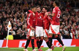 El mediocampista brasileño del Manchester United Casemiro (I) celebra con sus compañeros de equipo después de anotar el segundo gol del Manchester United durante el partido de vuelta de la semifinal de la UEFA Europa League entre el Manchester United y el Athletic Club de Bilbao en el estadio Old Trafford en Manchester. (Foto de Oli SCARFF / AFP)"