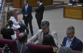 Parte del cartismo no estuvo de acuerdo con cortar privilegios y abandonó la sesión de Diputados.