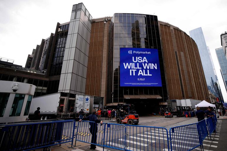 Camiones y preparativos alrededor del Madison Square Garden.