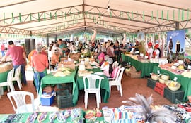 CHORÉ. Productores de la agricultura familiar campesina de esta localidad participaron de una exitosa Expoferia organizada en el marco del aniversario Nº 44 del distrito de Choré, que se conmemoró el pasado 11 de diciembre. El evento comercial se realizó en la costanera del arroyo Choré, ubicada a la entrada de la ciudad. La misma tuvo el acompañamiento del Ministerio de Agricultura y Ganadería (MAG) y contó con la presencia del ministro de la cartera estatal, Dr. Carlos Giménez.