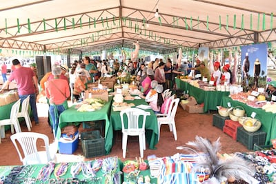 CHORÉ. Productores de la agricultura familiar campesina de esta localidad participaron de una exitosa Expoferia organizada en el marco del aniversario Nº 44 del distrito de Choré, que se conmemoró el pasado 11 de diciembre. El evento comercial se realizó en la costanera del arroyo Choré, ubicada a la entrada de la ciudad. La misma tuvo el acompañamiento del Ministerio de Agricultura y Ganadería (MAG) y contó con la presencia del ministro de la cartera estatal, Dr. Carlos Giménez.
