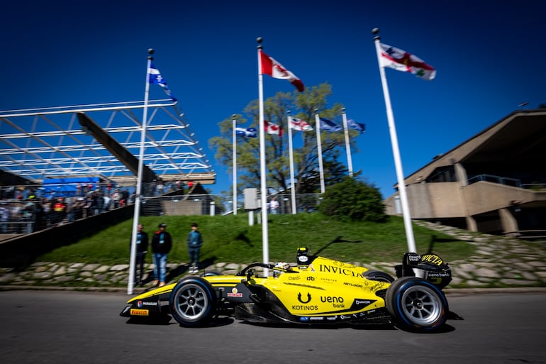 El monoplaza de Invicta Racing del piloto paraguayo Joshua Duerksen en la clasificación de la Fórmula 2 de la FIA en el Circuito Gilles Villeneuve, en Montreal, Canadá.
