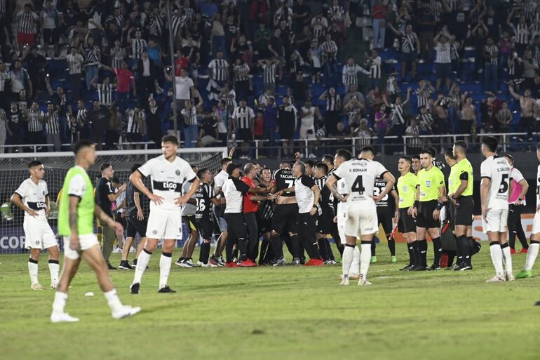 Los jugadores de Olimpia lamentan la derrota en un partido frente a Libertad por la última fecha del torneo Apertura 2024 del fútbol paraguayo en el estadio Defensores del Chaco, en Asunción.
