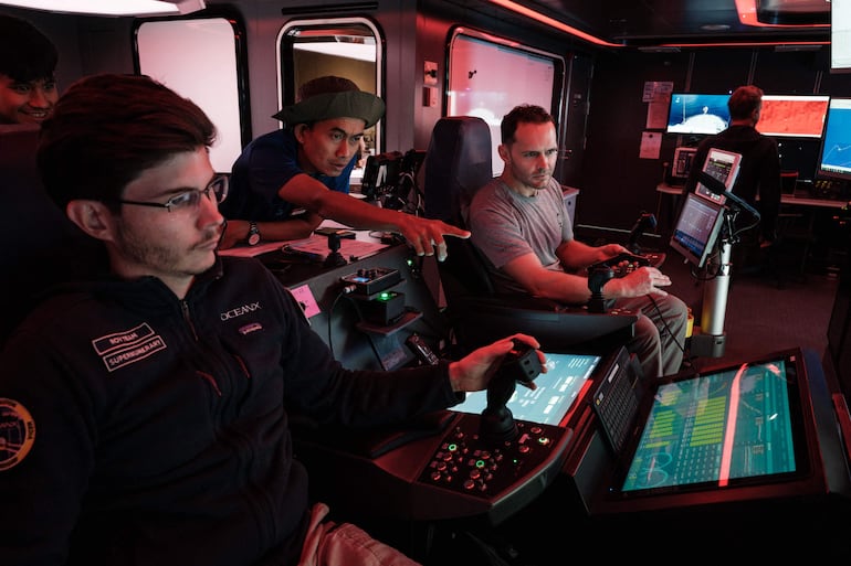 Esta foto, tomada el 10 de enero de 2026, muestra a la tripulación del OceanXplorer, un buque de investigación operado por la organización marina sin fines de lucro OceanX, operando un vehículo operado remotamente (ROV) en una sala de control mientras científicos marinos monitorean transmisiones de las profundidades marinas en aguas frente a la isla de Célebes.