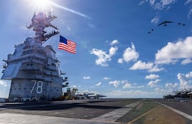 Fotografía que muestra unidades del Grupo de Ataque del Portaaviones Gerald R. Ford y un bombardero B-52 de la Fuerza Aérea de EE. UU. EFE