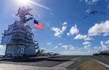 Fotografía que muestra unidades del Grupo de Ataque del Portaaviones Gerald R. Ford y un bombardero B-52 de la Fuerza Aérea de EE. UU. EFE