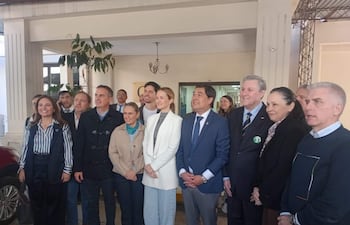 Inscriben a 5.000 agentes electorales de la alianza de la oposición "Juntos por Asunción" para elecciones municipales del 4 de octubre para ejercer el control de las mesas y locales electorales.