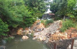 En la imagen, se observan los escombros y basuras que contaminan un cauce hídrico en el barrio Vista Alegre de Asunción.