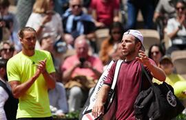El de Países Bajos Tallon Griekspoor se retira lesionado, aplaude Alexander Zverev quien avanzó a cuartos de final.