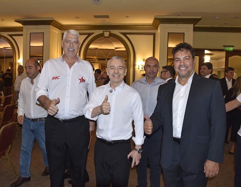 Dani Centurión junto a Arnoldo Wiens y Oscar Tuma, entre otros.