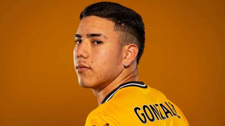 Enso González durante llegada, revisión médica y presentación como refuerzo de Wolverhampton.