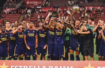 Celebración de los jugadores del Arsenal con el trofeo.