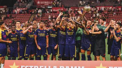 Celebración de los jugadores del Arsenal con el trofeo.