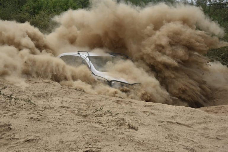 El auto de recorrida de Sebastián Martínez y Alejandro Álvarez, piloto y copiloto del ARD Competición, trancados en una subida del tramo de la Picada Histórica del Rally del Chaco 2026.