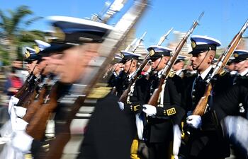 Desfile militar en la costanera de Asunción por los 212 años de Independencia Nacional