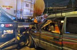 Camioneta con mercadería presuntamente de contrabando choca contra camión y conductor se fuga en Mariano Roque Alonso.