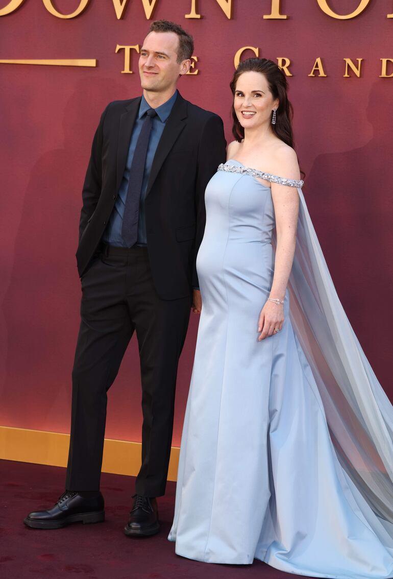 La actriz Michelle Dockery y su esposo Jasper Waller-Bridge posando en la alfombra roja en el estreno mundial de 'Downton Abbey - The Grand Finale' en el Odeon Luxe, Leicester Square. (EFE/EPA/NEIL HALL)
