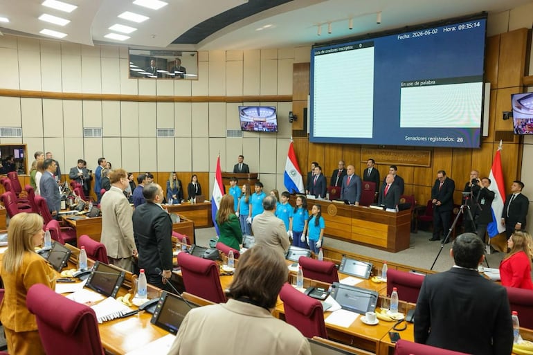 Sesión del Senado con la entonación del Himno Nacional. (Foto Gentileza Prensa Senado)