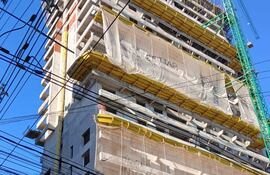 El joven cayó desde el piso 22 del edificio en plena construcción.