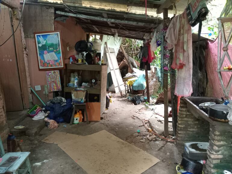 Familias del barrio Roberto L. Petit de Asunción obligadas a mudarse tras el desmoronamiento del cauce del arroyo Ferreira y tras las incumplidas promesas de autoridades sobre la construcción de un muro de contención.