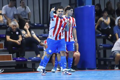 Festejo de Alcides Giménez, quien convirtió un gol contra Chile.