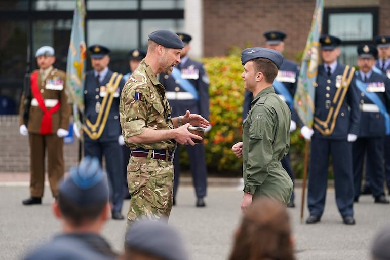 William de Inglaterra entrega el premio Príncipe de Gales al teniente de vuelo Kieran D'Lima durante una visita a la base de la RAF en Valley, Anglesey. (Dominic Lipinski / POOL / AFP)