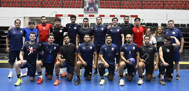 El plantel y la delegación de la selección paraguaya que buscará desde el lunes un pasaje al Mundial.