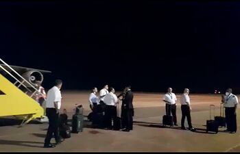 Miembros de la tripulación del avión iraní conversan sobre la pista del Aeropuerto Guaraní.