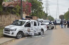 Cuatro vehículos salieron al paso, atropellaron y dispararon a una desprevenida comitiva penitenciario-policial que trasladaba a reos del Palacio de Justicia a la cárcel de Emboscada. Entre ellos estaba Jorge Teófilo Samudio González, alias “Samura”, un narco oriundo de Capitán Bado y aliado del Comando Vermelho del Brasil, que fue liberado. El protocolo exige dar alerta de máxima seguridad y acompañamiento de  FOPE y GEO en estos casos, pero no se cumplió. Hasta anoche no había rastros de asaltantes ni del fugado. Hay serios indicios de que al menos uno de los guardias estaba implicado en la “entrega”.