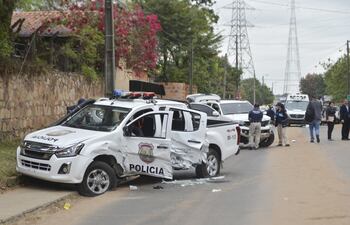 Cuatro vehículos salieron al paso, atropellaron y dispararon a una desprevenida comitiva penitenciario-policial que trasladaba a reos del Palacio de Justicia a la cárcel de Emboscada. Entre ellos estaba Jorge Teófilo Samudio González, alias “Samura”, un narco oriundo de Capitán Bado y aliado del Comando Vermelho del Brasil, que fue liberado. El protocolo exige dar alerta de máxima seguridad y acompañamiento de FOPE y GEO en estos casos, pero no se cumplió. Hasta anoche no había rastros de asaltantes ni del fugado. Hay serios indicios de que al menos uno de los guardias estaba implicado en la “entrega”.