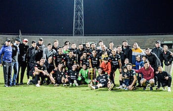 El equipo de Deportivo Itapuense se consagró campeón absoluto del torneo oficial de la Liga Encarnacena de Fútbol 2023.