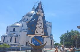 En la plaza de Caacupé ya se ve a muchas personas recorriendo y tomándose fotos, disfrutando del ambiente previo a la festividad mariana.