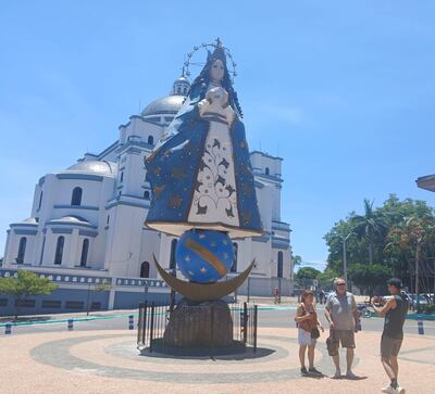 En la plaza de Caacupé ya se ve a muchas personas recorriendo y tomándose fotos, disfrutando del ambiente previo a la festividad mariana.