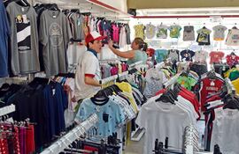 En la tienda “Ropas por kilo” se consiguen prendas de vestir de origen brasileño y nacional, para todos los gustos, tanto por kilo como por unidad y en canastos.