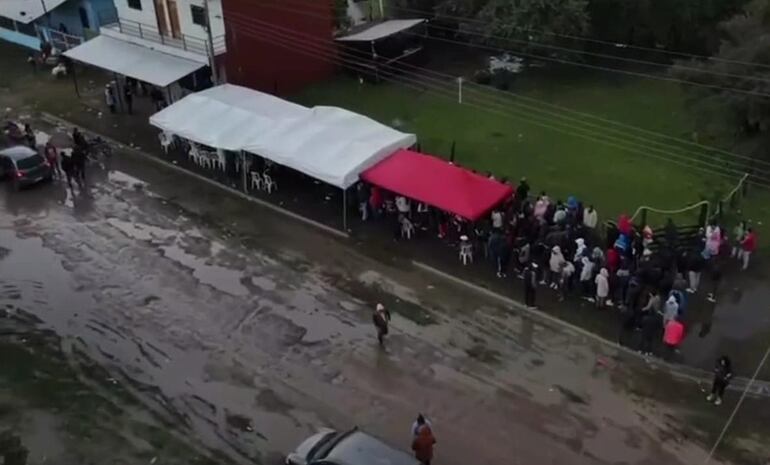 Pese a la lluvia, la fila era extensa frente al Registro Electoral de Nueva Asunción.