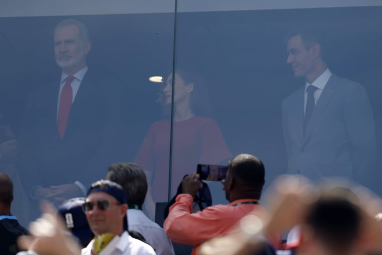 El rey Felipe VI de España (izq.), la reina Letizia de España (centro) y el presidente del Gobierno español, Pedro Sánchez (der.), asisten a la final de la Copa Mundial de la FIFA 2026 entre España y Argentina, en East Rutherford, Nueva Jersey.