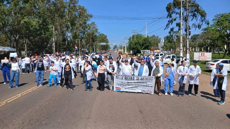 Médicos cierran intermitentemente la ruta en Villarrica en reclamo de mejoras para la salud pública.
