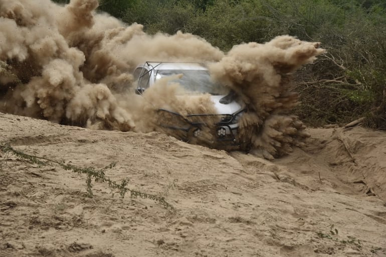 El auto de recorrida de Sebastián Martínez y Alejandro Álvarez, piloto y copiloto del ARD Competición, trancados en una subida del tramo de la Picada Histórica del Rally del Chaco 2026.