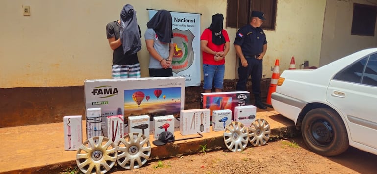 Los detenidos con los objetos presuntamente hurtados.