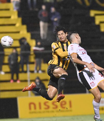 Adrián Alcaraz conecta de cabeza sin precisión, luego que el balón pasó de Matías Valenti.