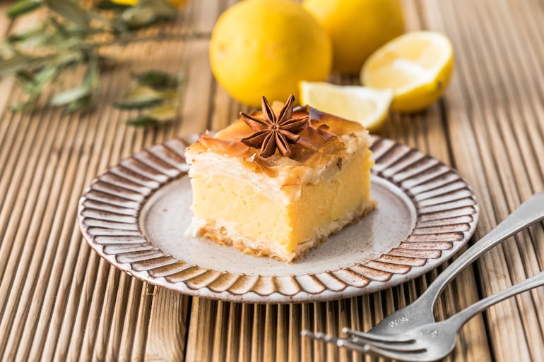 Bougatsa, postre tradicional griego cocido en una sartén con jarabe. Pastel de Tesalónica.