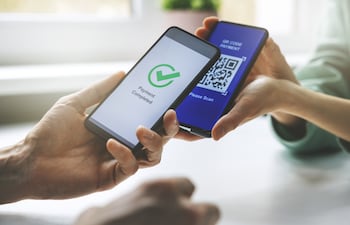 Las nuevas funciones conviven con el avance del pago digital y describen un escenario híbrido, donde el billete sigue presente, pero pierde centralidad en el punto de venta.