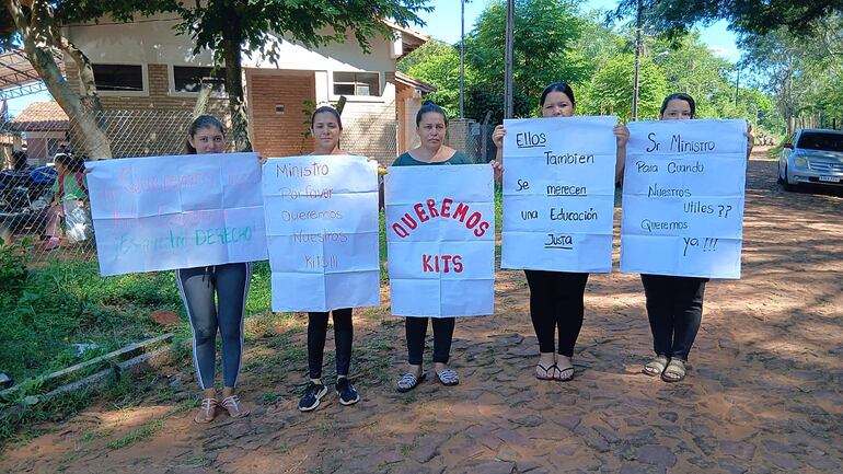 Madres de la escuela San Juan Bautista, de Itá, también protestaron por la falta de útiles escolares.